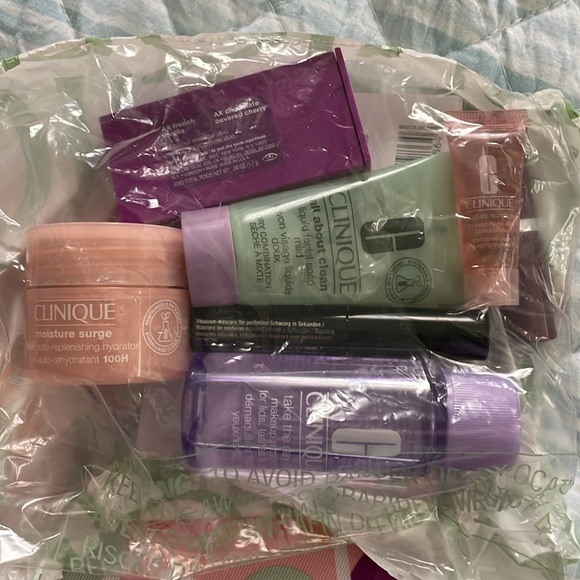 Clinique travel size bundle - Picture 2 of 3
